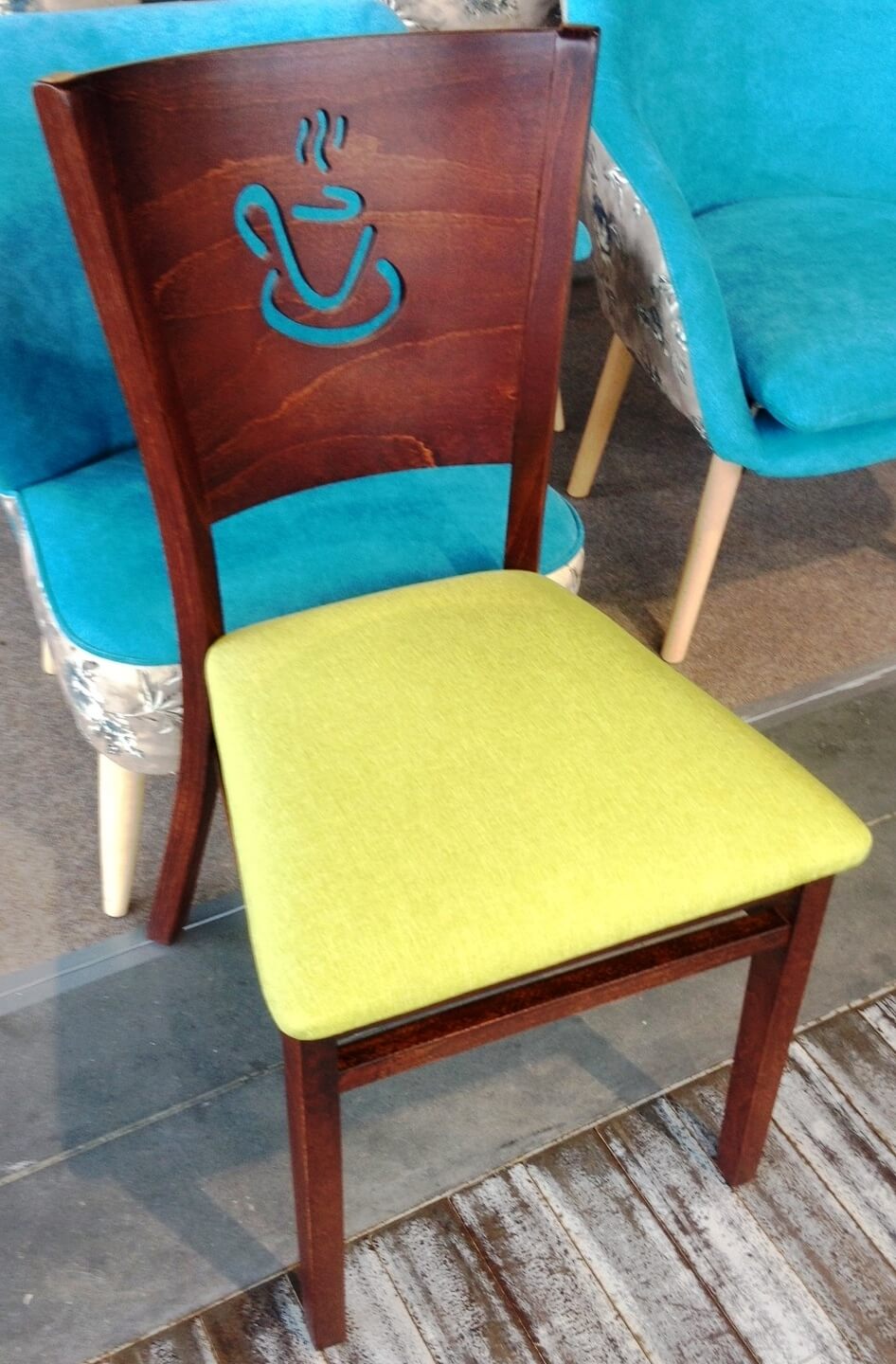 drewniane krzesło do restauracji